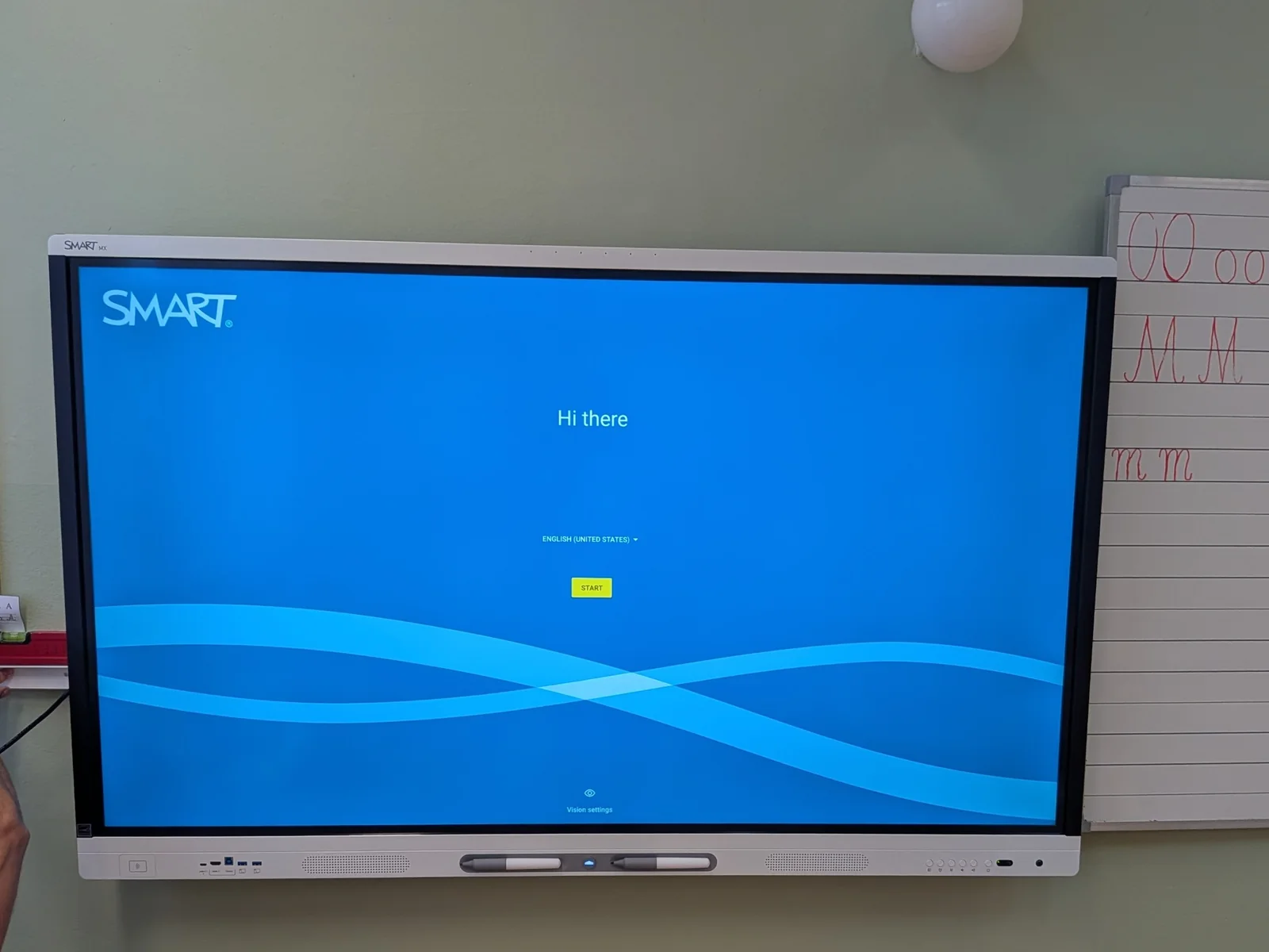 SMART MX265-V5 z niebieskim ekranem powitalnym na ścianie sali w Niebieszczanach.