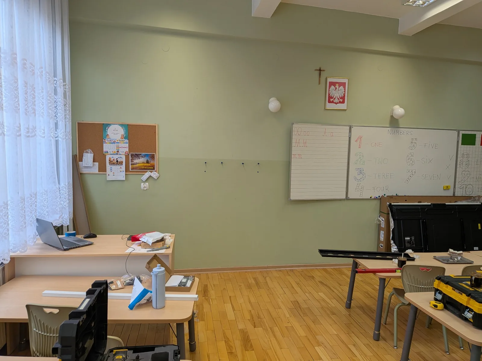 Ściana z przygotowanymi punktami mocowania pomiędzy tablicą korkową a tradycyjną tablicą.