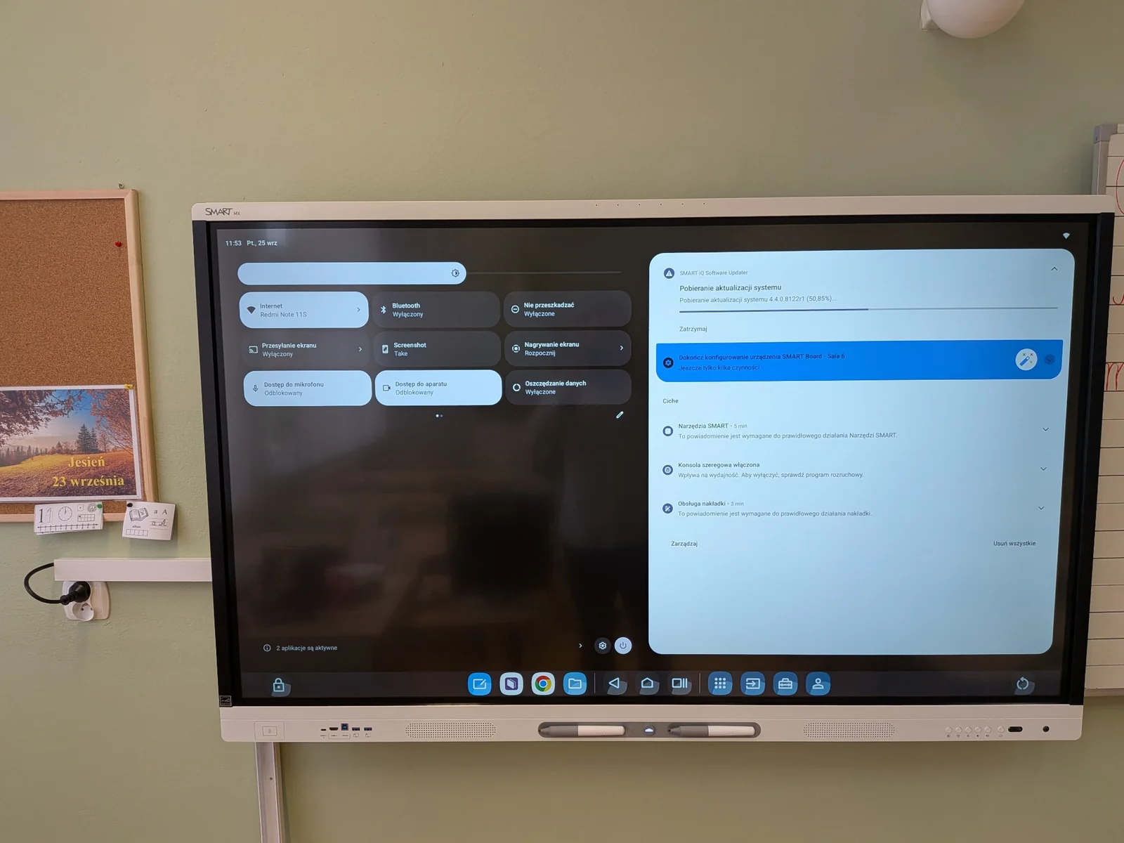 Ekran monitora SMART iQ z informacją o pobieraniu aktualizacji systemu.